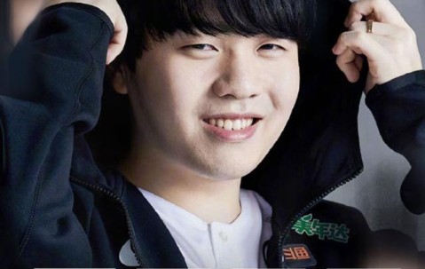 Rookie回归赛场，赛事规则更新首场状态亮眼，西班牙队观众沸腾！的简单介绍