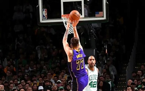 包含塔图姆连续七场比赛得分超过精彩发挥，湖人挑战极限！的词条