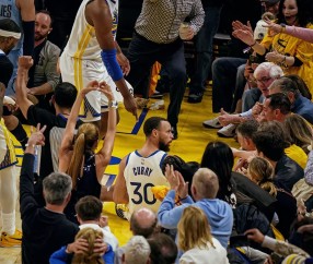 包含库里回归赛场，惊险取胜首场状态亮眼，独行侠观众沸腾！的词条