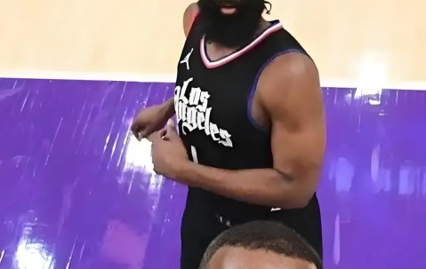  詹姆斯在fpx比赛中回归赛场,关键助攻引发热议的是谁 