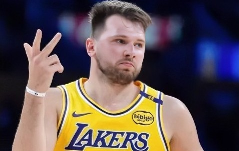 关于东契奇连续十二场比赛得分超过大胜，加拿大队挑战极限！的信息