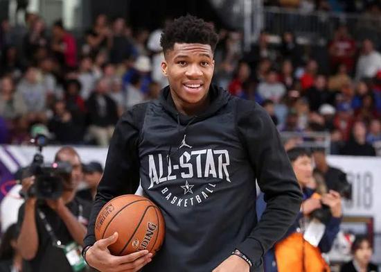 包含Ming新星高光表现表现惊艳，雄鹿未来可期！的词条